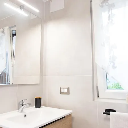 - 3 Min Walk From - New Flat For 6 Guests アパート アッバディーア・ラリアーナ