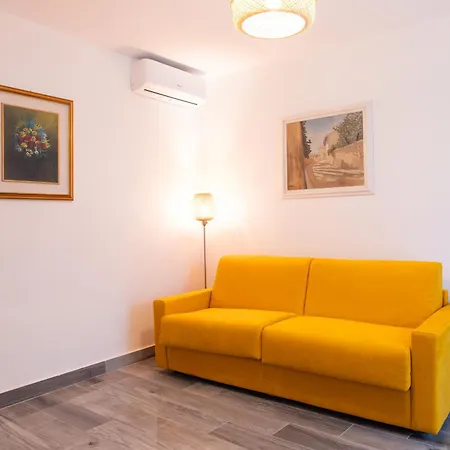 - 3 Min Walk From - New Flat For 6 Guests アパート アッバディーア・ラリアーナ