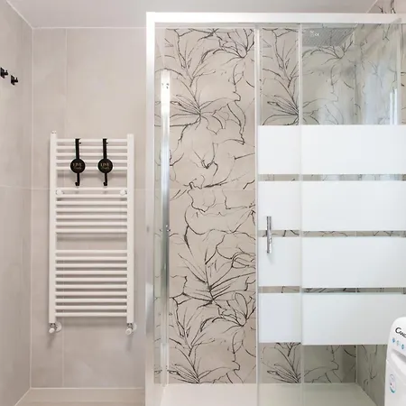 - 3 Min Walk From - New Flat For 6 Guests 아바디아